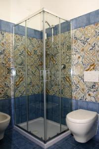 bagno con doccia e servizi igienici. di Villa Laura - sul mare a Pizzo