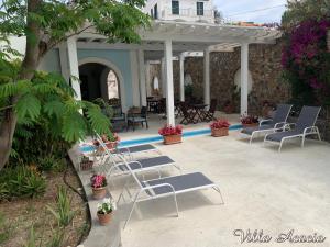 eine Terrasse mit einem Haufen Stühle und einer Leiter in der Unterkunft Villa Acacia in Ponza