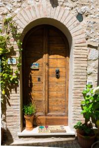una grande porta in legno in un edificio in pietra di La Zaffera ad Alatri