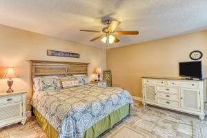 um quarto com uma cama e uma ventoinha de tecto em WaterCrest Condos em Panama City Beach