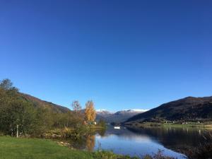 vistas a un río con montañas en el fondo en Voss- Myrkdalen Lodge, en Vossestrand