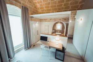 a room with a desk with a computer on it at Endea Suite Rooms & Lounge SPA in Matera