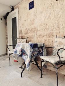 ein Tisch und zwei Stühle mit einem Tischtuch drauf in der Unterkunft Nanna's little paradise in Hvar