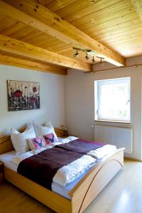 una camera da letto con un letto grande con soffitto in legno di Haus Alpengluehn a Iselsberg