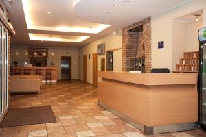 TOSS Hotel في ريغا: لوبي محل فيه مكتب استقبال وكاونتر