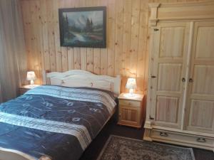 Una cama o camas en una habitación de Willa Katarzynka