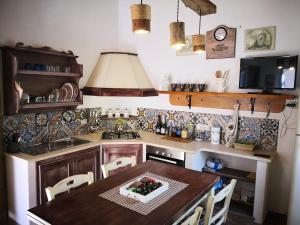 - une cuisine avec une table et un comptoir dans l'établissement Villa Sa Pruna, à Oliena