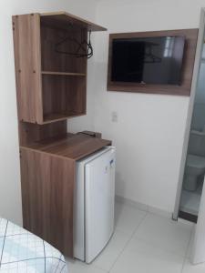 uma cozinha com um pequeno frigorífico e um micro-ondas em Pousada Aliança em Porto de Galinhas