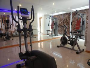 un gimnasio con 2 bicicletas estáticas y una cinta de correr en Hotel Riviera en Las Grutas