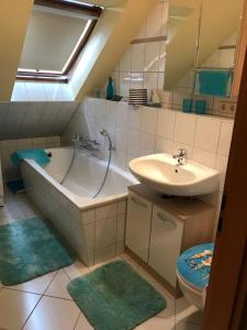 een badkamer met een wastafel en een toilet bij Gästewohnung Saaleblick in Weißenfels