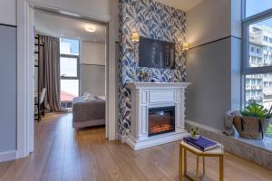 a living room with a fireplace and a tv at The Pinnacle Athens in Athens