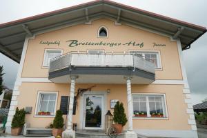 a building with a balcony on top of it at Breitenberger Hof "inklusive Frühstück" in Breitenberg