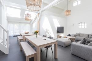 sala de estar con mesa y sofá en De Dorsvloer en Domburg