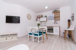 Kuchyňa alebo kuchynka v ubytovaní Apartman Sun Solin