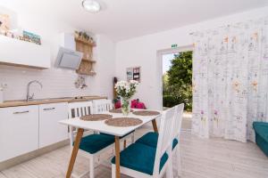 Kuchyňa alebo kuchynka v ubytovaní Apartman Sun Solin