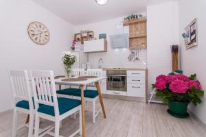 Kuchyňa alebo kuchynka v ubytovaní Apartman Sun Solin