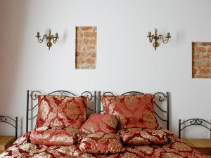 a bedroom with a bed with red pillows at Pokoje Leonardo in Krakow