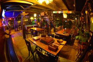 Um restaurante ou outro lugar para comer em Hotel Pousada Katmandu