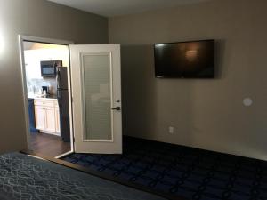 um quarto com uma porta para uma cozinha com uma televisão em Riverside inn hannibal em Hannibal