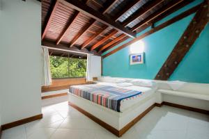 1 dormitorio con 1 cama en una habitación con ventana en Cispata Marina Hotel, en San Antero