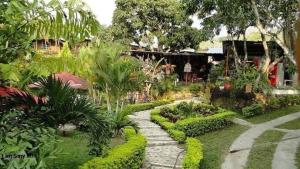 a garden with a walkway in front of a house at Costello Campestre in San Alfonso