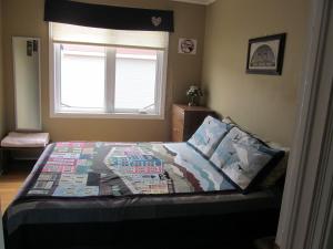 BotwoodExploits Inn and Suites的一间卧室，床上铺着被子