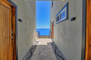 Üldine merevaade või majutusasutusest Villa Topaz Above West Bay with 360 Degree Views! pildistatud vaade