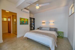 Voodi või voodid majutusasutuse Villa Topaz Above West Bay with 360 Degree Views! toas
