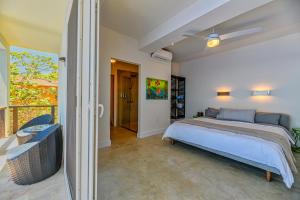 Voodi või voodid majutusasutuse Villa Topaz Above West Bay with 360 Degree Views! toas