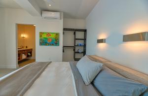 Voodi või voodid majutusasutuse Villa Topaz Above West Bay with 360 Degree Views! toas