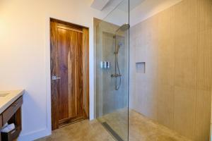 Vannituba majutusasutuses Villa Topaz Above West Bay with 360 Degree Views!