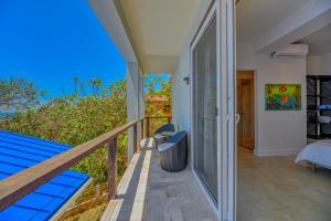 Rõdu või terrass majutusasutuses Villa Topaz Above West Bay with 360 Degree Views!