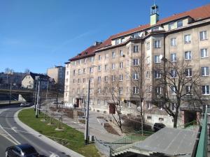 duży budynek po stronie ulicy w obiekcie Apartament Be Happy Nr 2 w mieście Gdynia