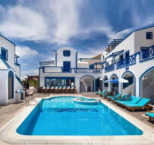Roula Villa Studios & Apartments内部或周边的泳池