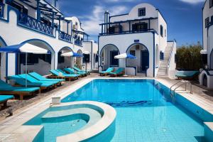 Roula Villa Studios & Apartments内部或周边的泳池