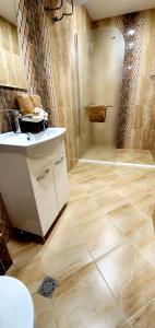 a bathroom with a sink and a shower at Апартамент България със свободна зона за паркиране in Veliko Tŭrnovo +27 photos