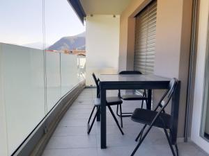 una mesa y sillas en un balcón con vistas en GaLa Appartamento, en Bellinzona