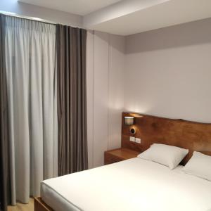 Un pat sau paturi într-o cameră la Hotel Pelikan