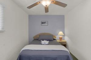 1 dormitorio con 1 cama y ventilador de techo en Ala Kai Resort Motel, en Wildwood Crest