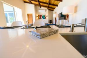 Istumisnurk majutusasutuses Villa Topaz Above West Bay with 360 Degree Views!