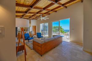 Istumisnurk majutusasutuses Villa Topaz Above West Bay with 360 Degree Views!