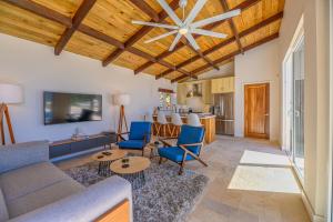 Istumisnurk majutusasutuses Villa Topaz Above West Bay with 360 Degree Views!