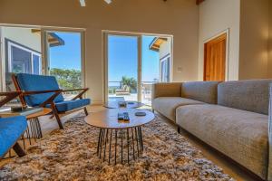 Istumisnurk majutusasutuses Villa Topaz Above West Bay with 360 Degree Views!