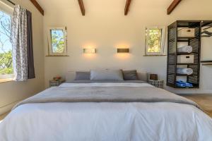 Voodi või voodid majutusasutuse Villa Topaz Above West Bay with 360 Degree Views! toas