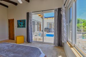 Bassein majutusasutuses Villa Topaz Above West Bay with 360 Degree Views! või selle lähedal