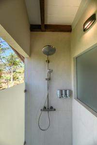Vannituba majutusasutuses Villa Topaz Above West Bay with 360 Degree Views!