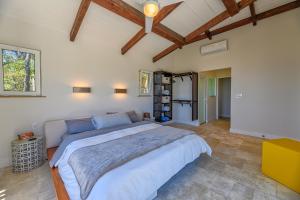 Voodi või voodid majutusasutuse Villa Topaz Above West Bay with 360 Degree Views! toas