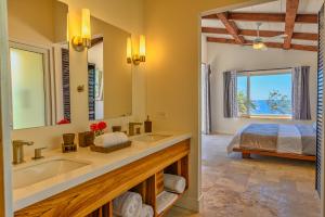 Voodi või voodid majutusasutuse Villa Topaz Above West Bay with 360 Degree Views! toas