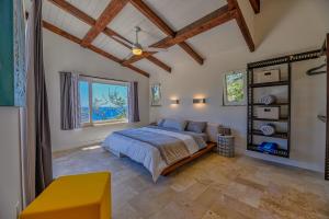 Voodi või voodid majutusasutuse Villa Topaz Above West Bay with 360 Degree Views! toas