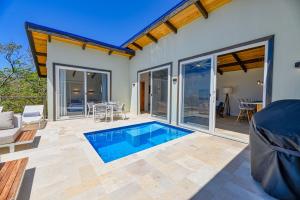 Bassein majutusasutuses Villa Topaz Above West Bay with 360 Degree Views! või selle lähedal